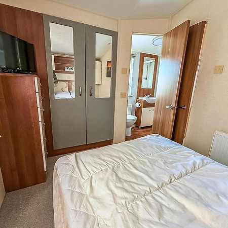 Superb Caravan With Decking And Free Wifi At Naze Marine Park Ref 17236C Walton-on-the-Naze Exteriör bild