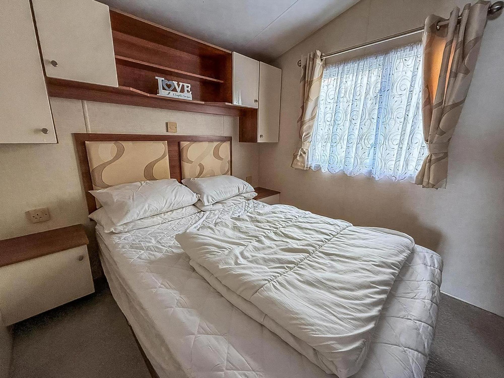Superb Caravan With Decking And Free Wifi At Naze Marine Park Ref 17236C Walton-on-the-Naze Exteriör bild