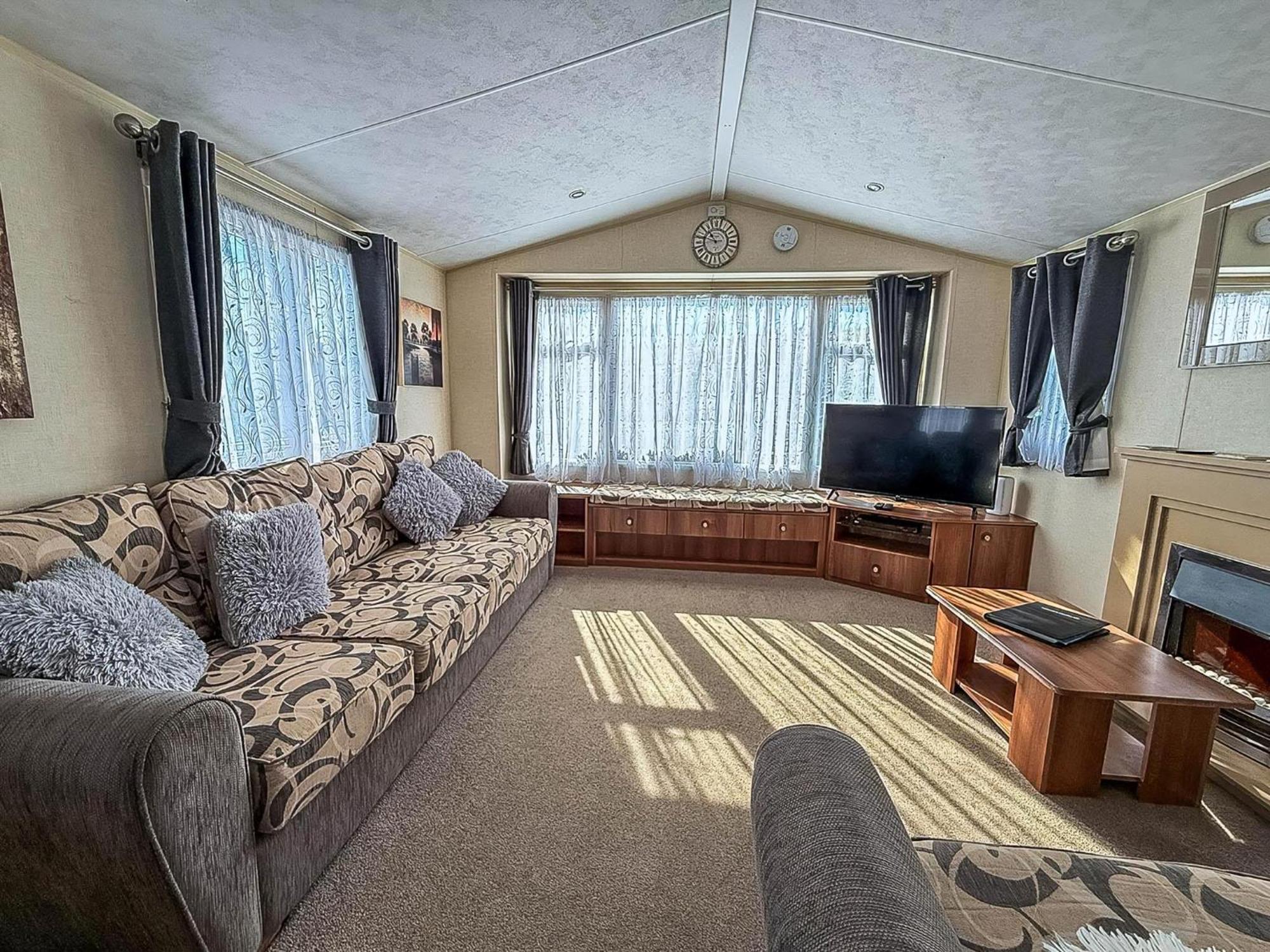 Superb Caravan With Decking And Free Wifi At Naze Marine Park Ref 17236C Walton-on-the-Naze Exteriör bild